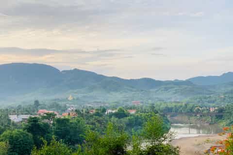 Luang Prabang: Guided Tour of Mt. Phousi with Local Cuisine