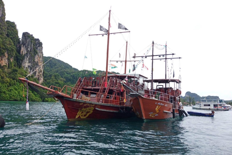 Depuis les îles Phi Phi : bateau pirate et coucher du soleil