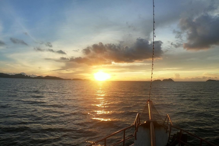 Depuis les îles Phi Phi : bateau pirate et coucher du soleil