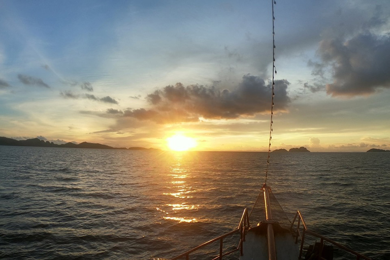 Van Phi Phi Island: Piratenboot met zonsondergang