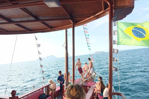 Z wyspy Phi Phi: łódź piracka z zachodem słońca