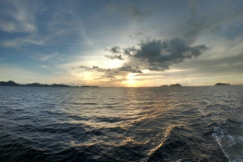Z wyspy Phi Phi: łódź piracka z zachodem słońca
