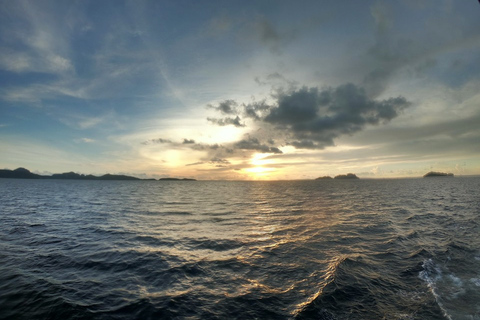 Desde la isla de Phi Phi Barco Pirata con Puesta de Sol