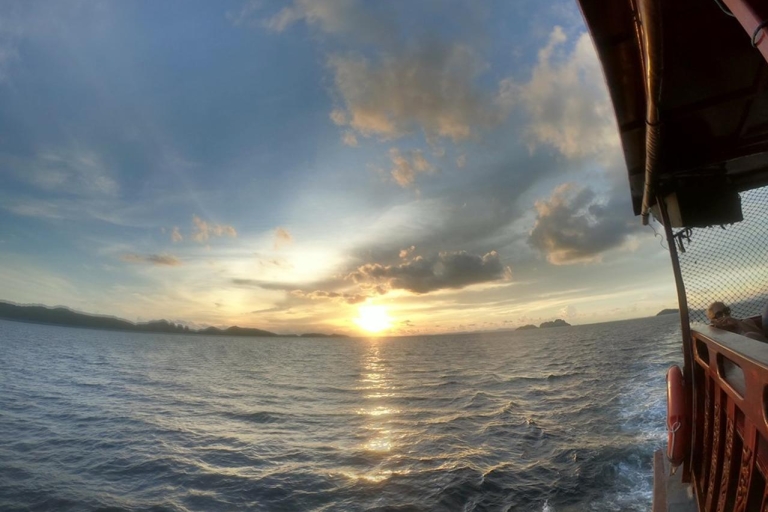 Desde la isla de Phi Phi Barco Pirata con Puesta de Sol