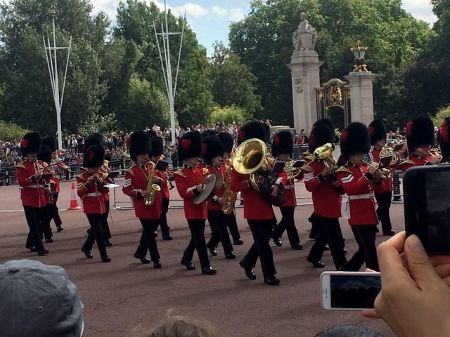 London: Royalty Walking Tour with Changing of The Guard