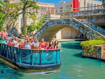 San Antonio: Flusskreuzfahrt und Hop-On-Hop-Off-Buspass San Antonio: Flusskreuzfahrt und Hop-On-Hop-Off-Buspass