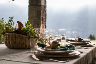 Como: Dining Experience at a Local Home