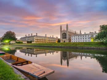 Cambridge: Chauffeured Punting Tour