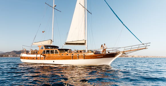 Cabo: Luxury Yacht Snorkel Cruise with Lunch and Open Bar