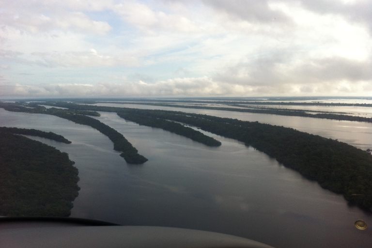 Ontmoeting van rivieren, rivieroever, drijvend huis - 35min35 minuten panoramische vlucht door het Amazoneregenwoud