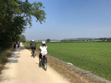 E-Bike-Abenteuer zwischen Dörfern und mittelalterlichen Schlössern