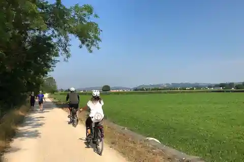 E-bike adventure among villages and medieval castles