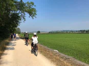 E-bike adventure among villages and medieval castles