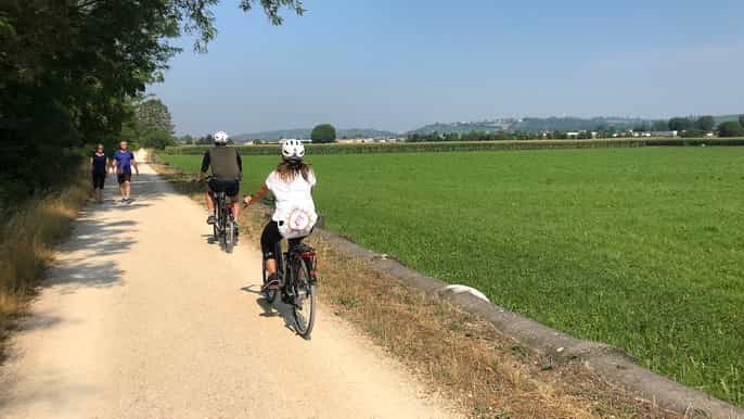 ebiketour mit mittelalterlichen burgen dörfern