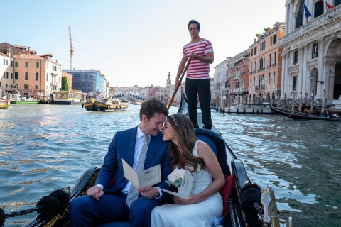 Gran Canal: renueva tus votos en una góndola venecianaGran Canal: renovación de votos matrimoniales con fotógrafo