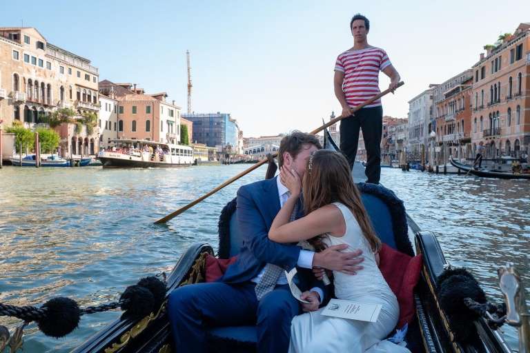 Gran Canal: renueva tus votos en una góndola venecianaGran Canal: renovación de votos matrimoniales con fotógrafo