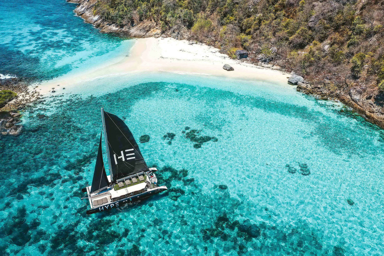 Phuket: Hype-catamarantocht naar de eilanden Coral en RachaGedeelde tour met ophaal- en terugbrengservice