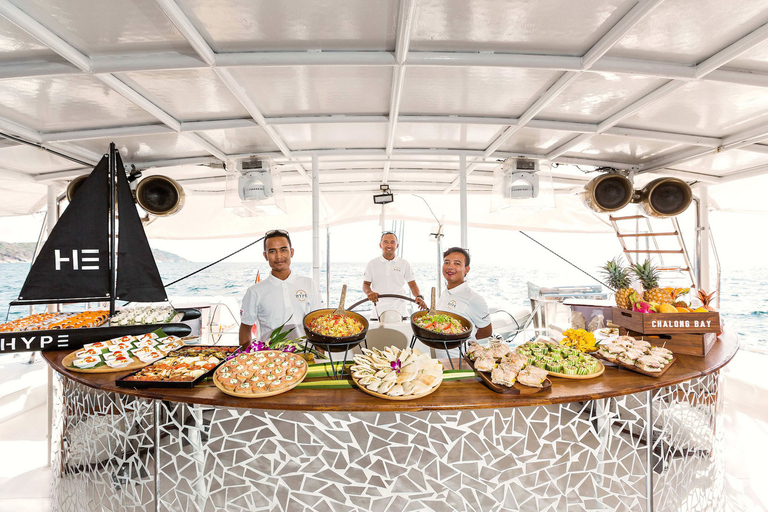 Coral e Racha: tour in catamarano di lusso da PhuketTour di gruppo con servizio di prelievo e rientro