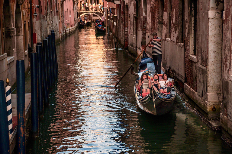 Wenecja: 30-minutowy rejs gondolą po Canal Grande z serenadąOgólnodostępny rejs gondolą