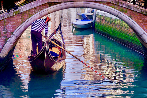 Venedig: 30-minuters gondoltur på Canal Grande med SerenadeGemensam tur i gondol