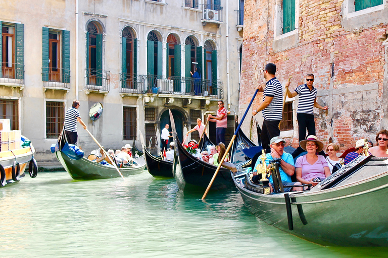 Venezia: giro in gondola di 30 minuti sul Canal Grande con serenataGiro privato in gondola