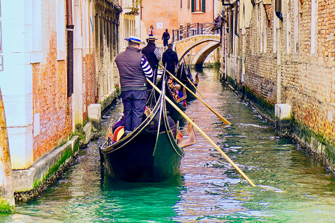 Venecia: 30 minutos en góndola por el Gran Canal y serenataPaseo compartido en góndola