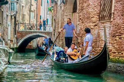 Venedig: 30-minütige Gondelfahrt auf dem Canal Grande mit Serenade