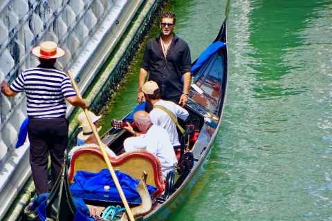 Venetië: 30 minuten gondelvaart Canal Grande met serenadePrivé gondelrit