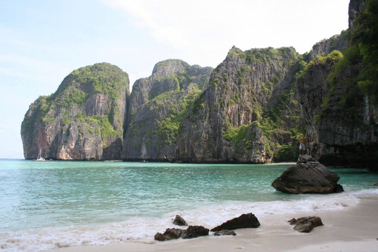 Phuket: passeio de lancha em grupo pela ilha Phi Phi SunrisePhuket: Phi Phi Island Luxury Sunrise Tour