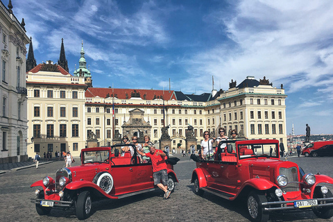 Praga: Castillo de cuento de hadas Karlstejn en coche de estilo retro