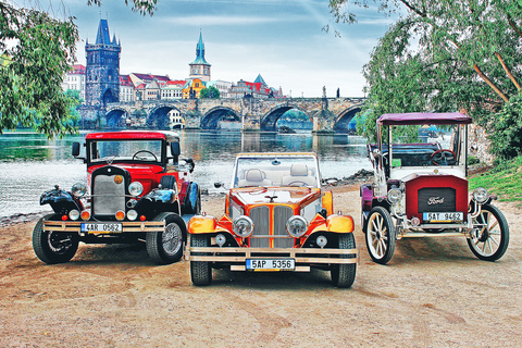 Prag: Sagolika slottet Karlstejn i en bil i retrostilPrag: Prag: Sagolika slottet Karlstejn i en bil i retrostil