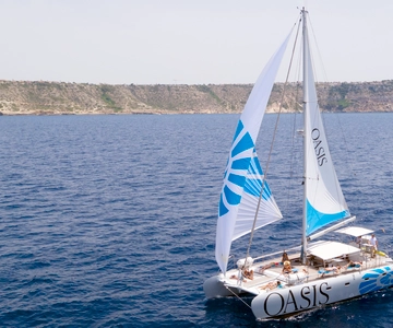 Palma de Mallorca: Deluxe Catamaran Sailing Tour with Meal