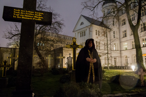 Berlin: Haunted Guided Live Theatre Tour in German