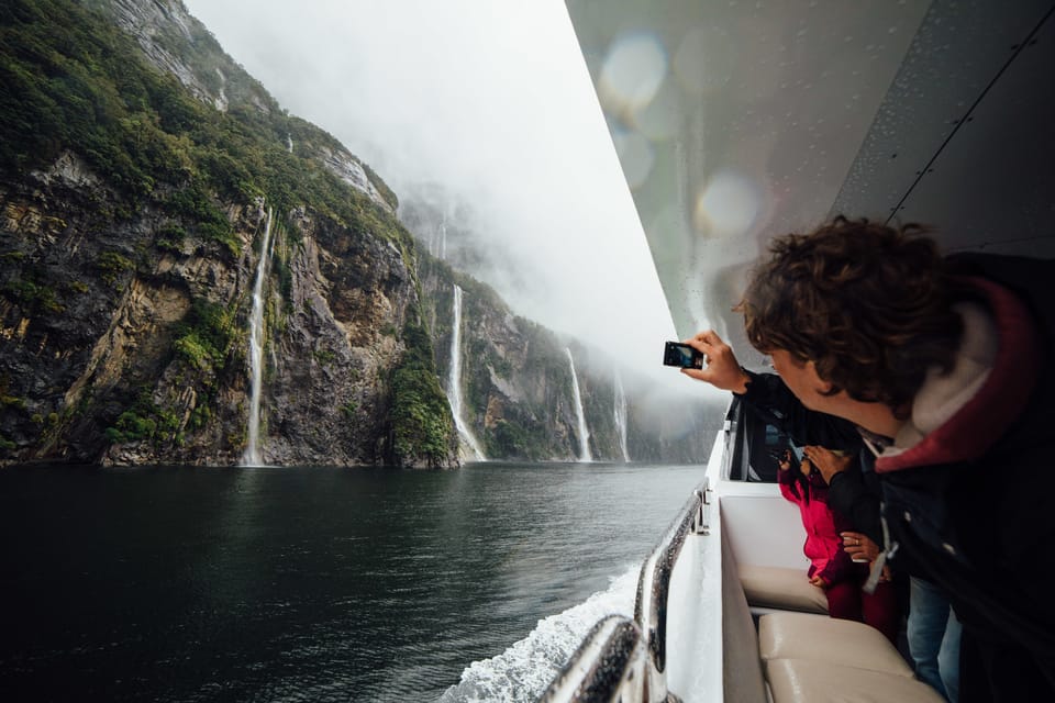 Milford Sound, Nature Cruise su un moderno catamarano - Housity