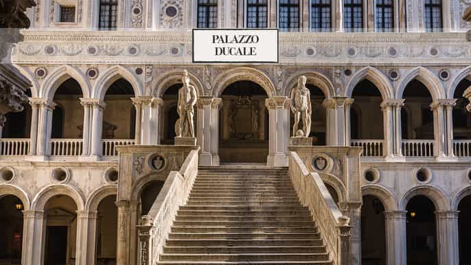 tour of doges palace and gondola ride