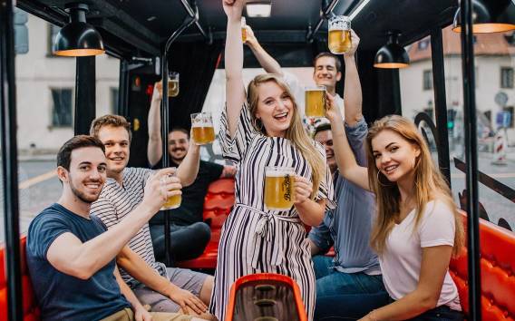 Prag: Tour im Party-Bier-Bus
