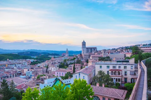 Girona: Guided 2-Hour Walking Tour with Food Tasting