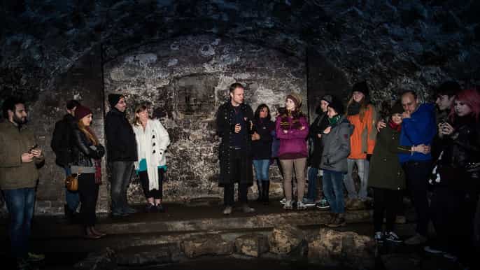 edinburgh haunted underground vaults and graveyard tour