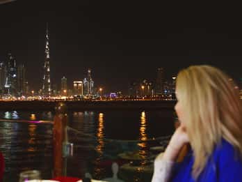 Dubai Canal: Luxus-Dinner-Bootsfahrt mit Transfer-Optionen Dubai Canal: Luxus-Dinner-Bootsfahrt mit Transfer-Optionen