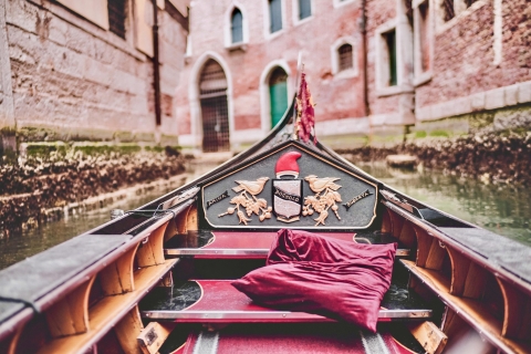 Venise : 30 min de gondole avec sérénade sur le Grand CanalBalade en gondole collective