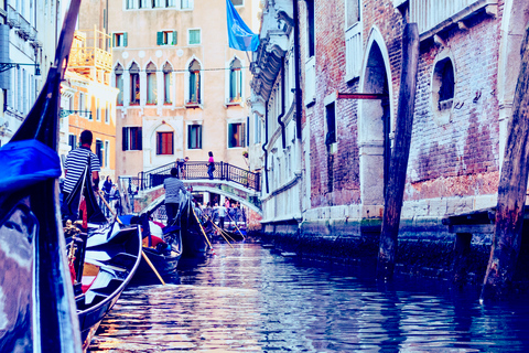 Venedig: 30-minuters gondoltur på Canal Grande med SerenadeGemensam tur i gondol