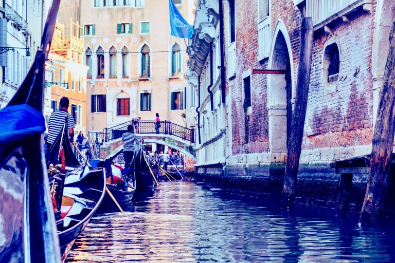 Venise : 30 min de gondole avec sérénade sur le Grand CanalBalade en gondole privée