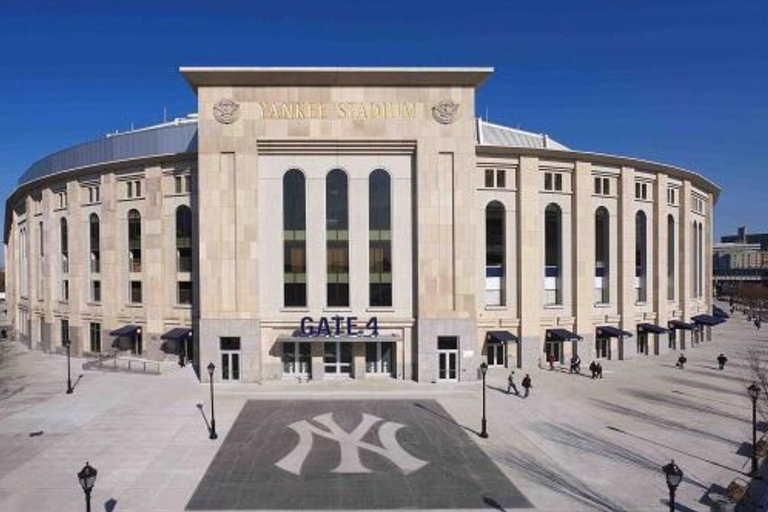 NYC: New York, City of Contrasts Guided Bus TourShared Tour in Spanish