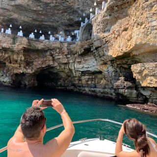 Polignano a Mare: Visita a la cueva en barco con aperitivo