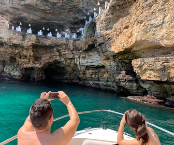 Polignano a Mare: Rondvaart door de grotten met aperitief
