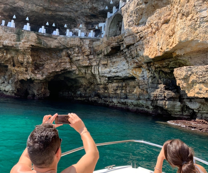 Polignano a Mare: tour in barca delle grotte con aperitivo