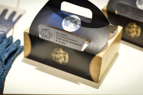 Alba: tour guidato alla Fiera del Tartufo con saltafila