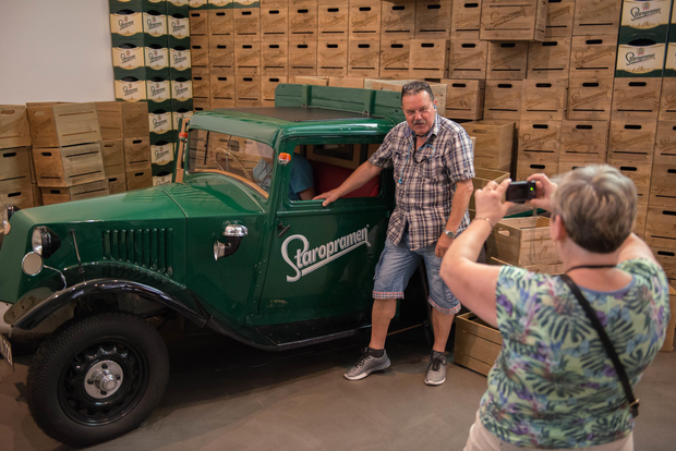 Praga: Visita autoguiada a la fábrica de cerveza Staropramem con degustación