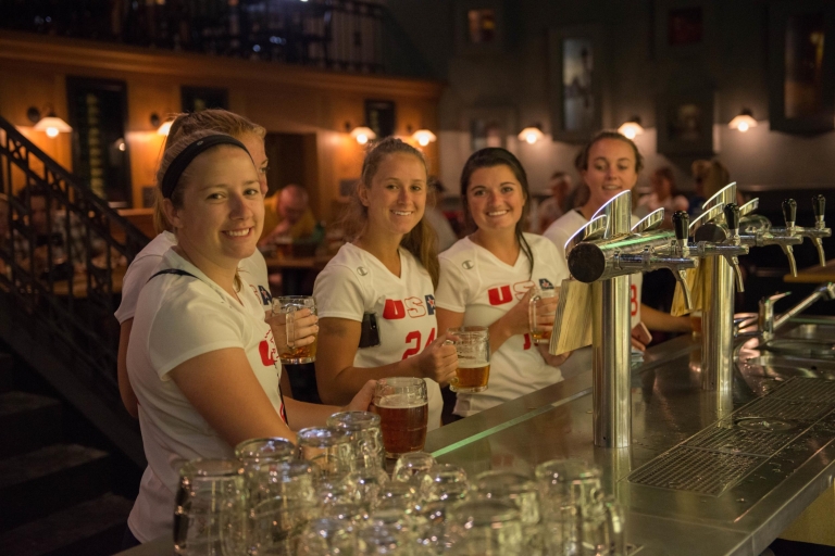 Staropramem: Zwiedzanie browaru z degustacją lub drinkiemZwiedzanie w języku niemieckim z degustacją piwa i posiłkiem