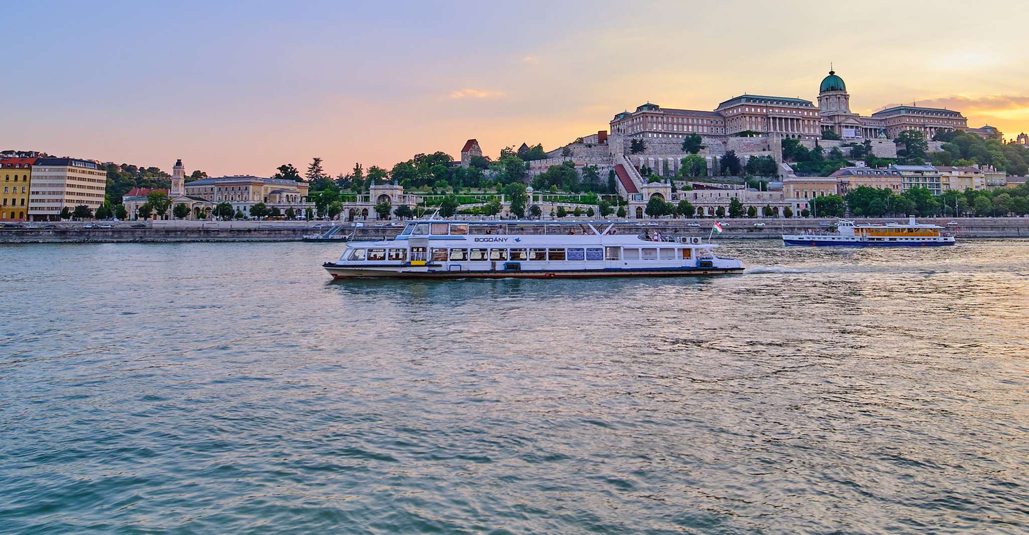 Budapest: By Night Sightseeing Cruise with Welcome Drink photo 11